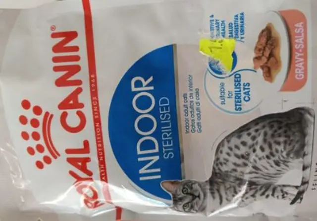 Royal Canin Wet Indoor Sterilised Gravy Υγρή Τροφή για Γάτες με Πουλερικά σε Φακελάκι 85gr